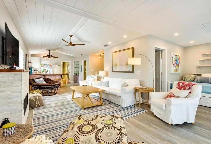 Siesta Key Oasis W/ Outdoor Pool + Screened Lanai!