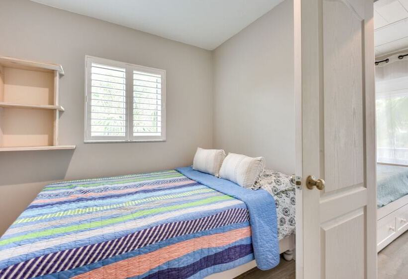 Siesta Key Oasis W/ Outdoor Pool + Screened Lanai!