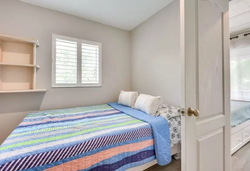 Siesta Key Oasis W/ Outdoor Pool + Screened Lanai!