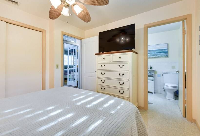 Siesta Key Oasis W/ Outdoor Pool + Screened Lanai!