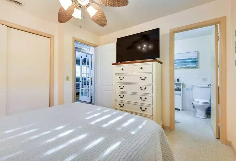 Siesta Key Oasis W/ Outdoor Pool + Screened Lanai!