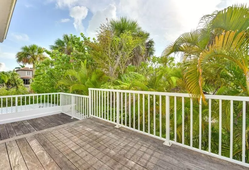 Siesta Key Oasis W/ Outdoor Pool + Screened Lanai!