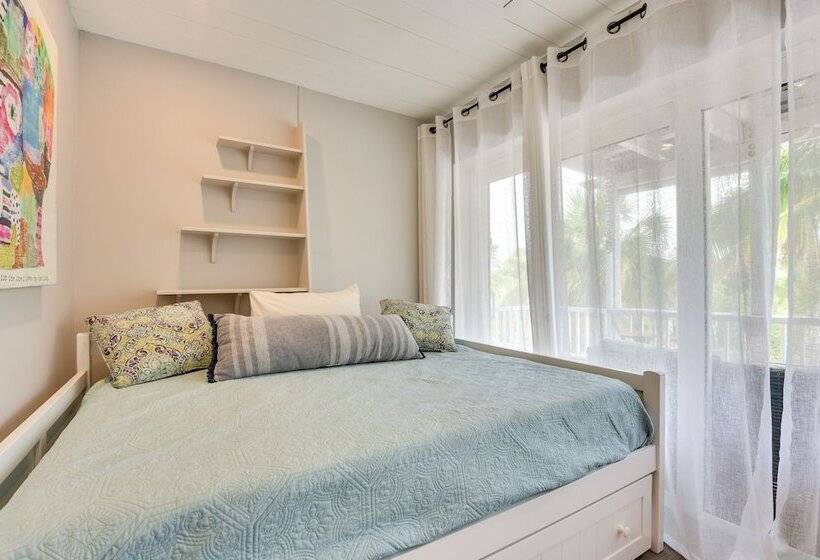 Siesta Key Oasis W/ Outdoor Pool + Screened Lanai!