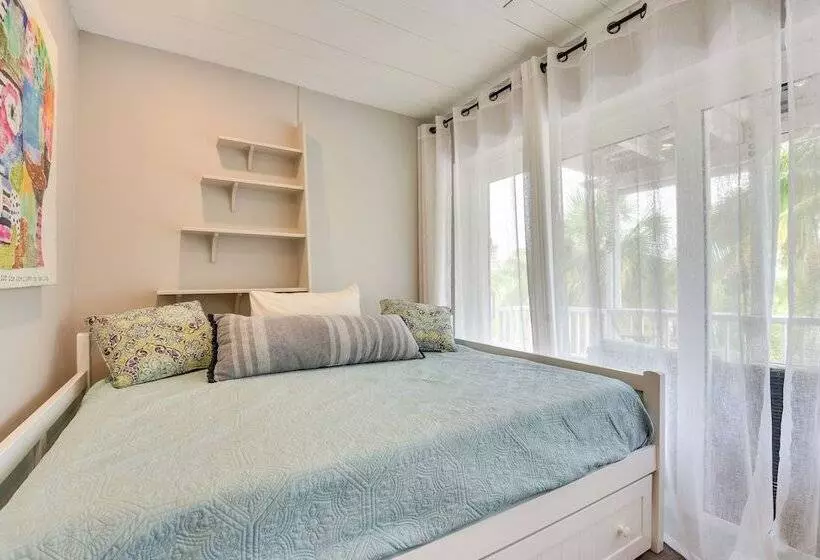 Siesta Key Oasis W/ Outdoor Pool + Screened Lanai!