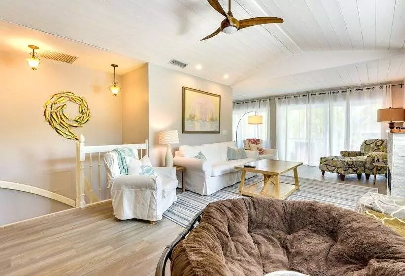 Siesta Key Oasis W/ Outdoor Pool + Screened Lanai!