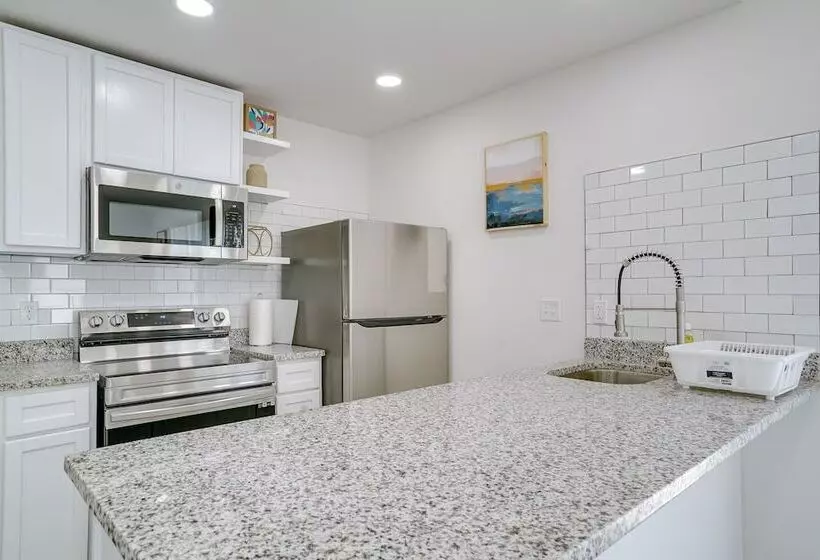 Sleek + Modern El Paso Retreat ~ 6 Mi To Downtown!