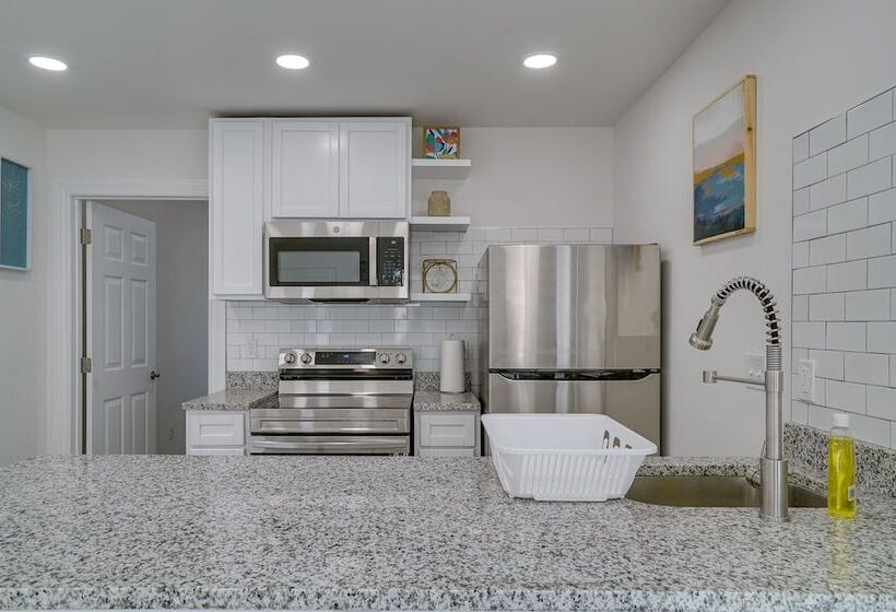 Sleek + Modern El Paso Retreat ~ 6 Mi To Downtown!