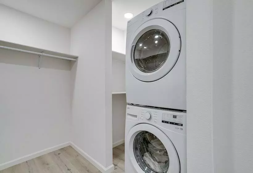 Sleek + Modern El Paso Retreat ~ 6 Mi To Downtown!