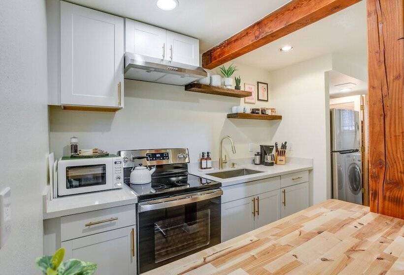 Updated Tacoma Home W/ Fire Pit!