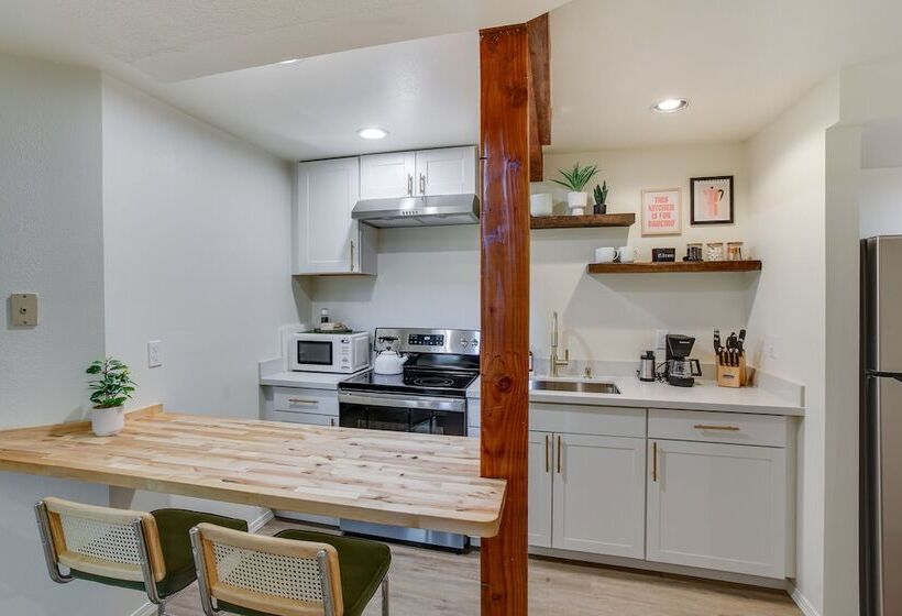 Updated Tacoma Home W/ Fire Pit!