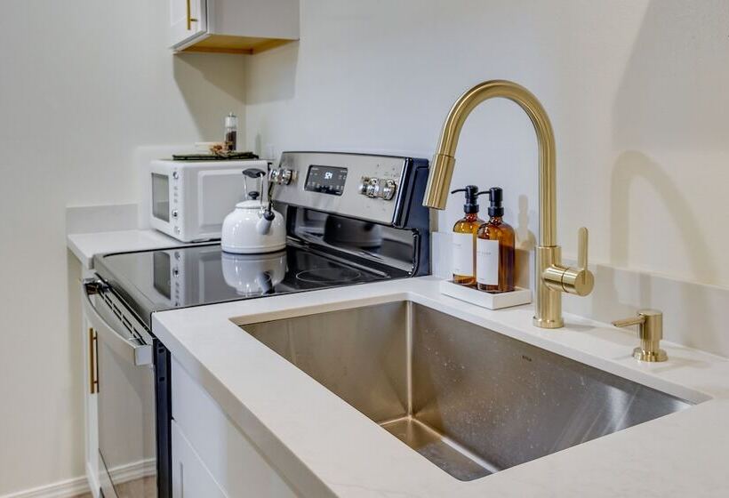 Updated Tacoma Home W/ Fire Pit!