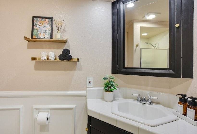 Updated Tacoma Home W/ Fire Pit!