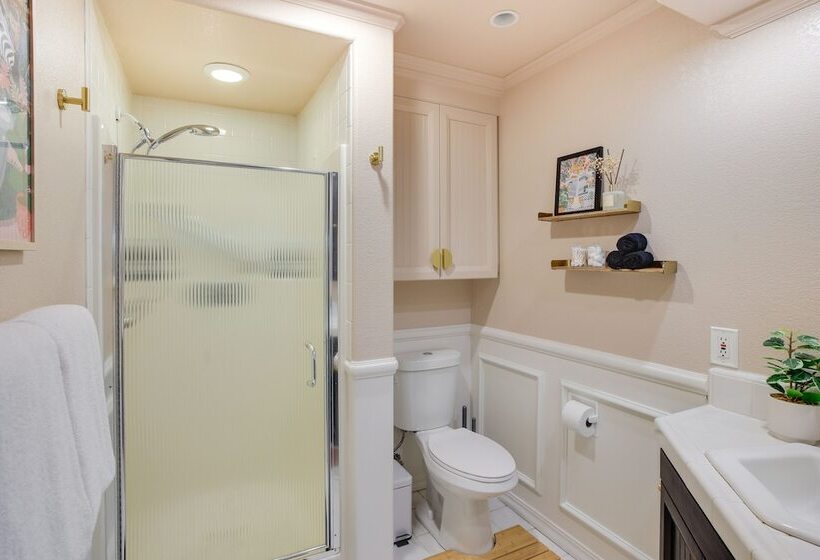 Updated Tacoma Home W/ Fire Pit!