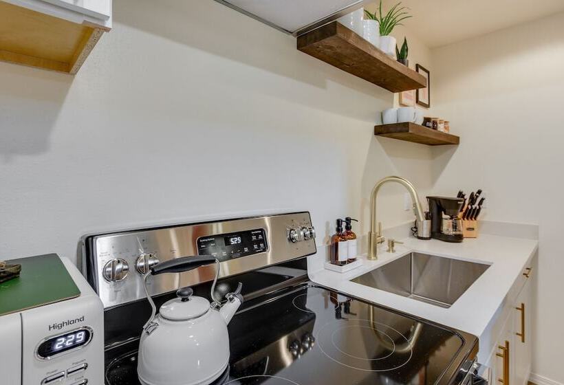 Updated Tacoma Home W/ Fire Pit!