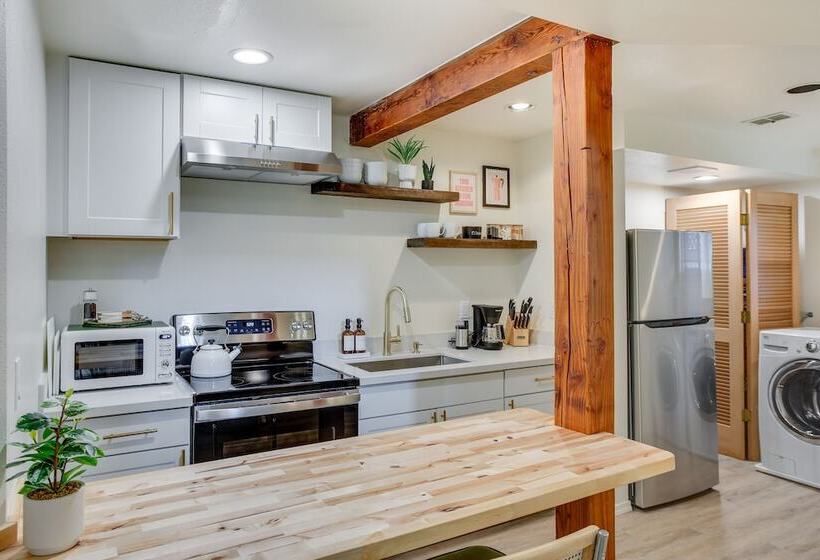 Updated Tacoma Home W/ Fire Pit!