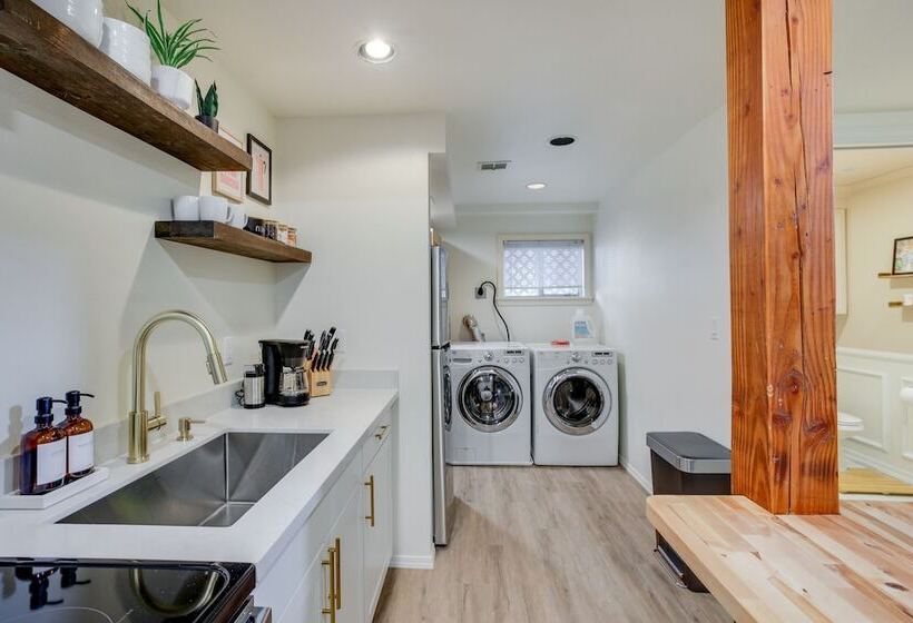 Updated Tacoma Home W/ Fire Pit!