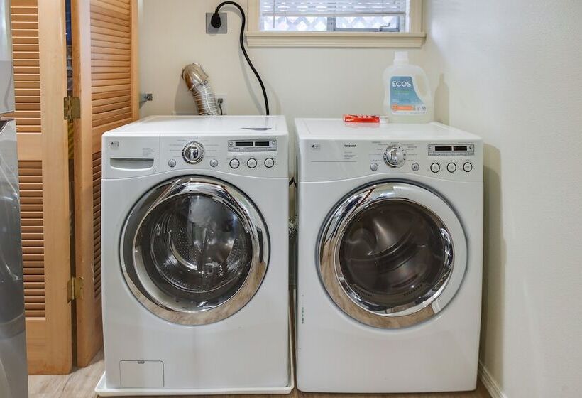 Updated Tacoma Home W/ Fire Pit!