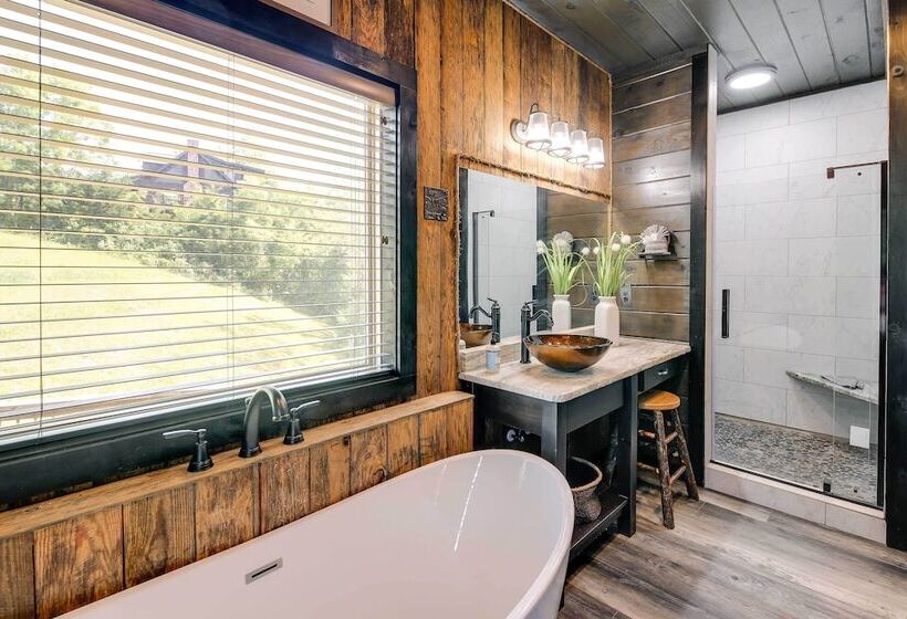 Upscale Sevierville Cabin W/ Hot Tub & Views!