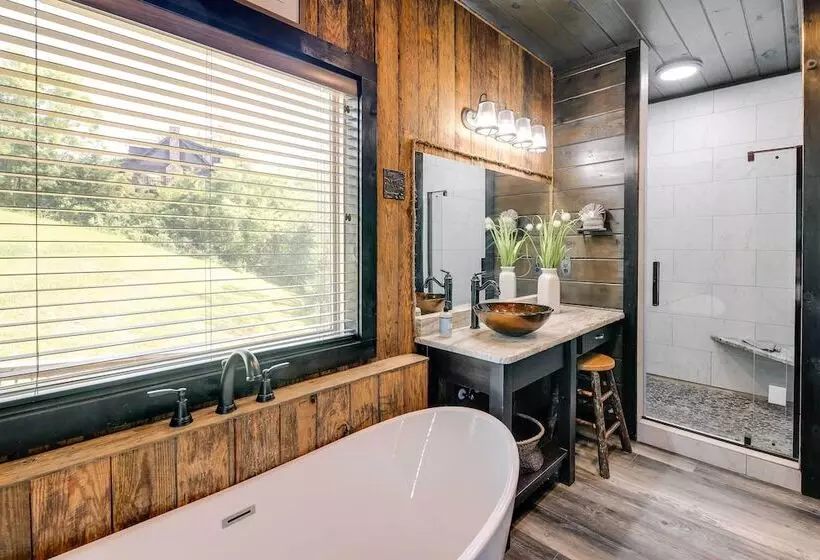 Upscale Sevierville Cabin W/ Hot Tub & Views!