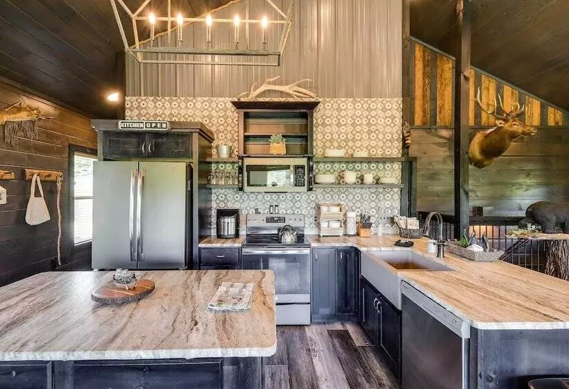 Upscale Sevierville Cabin W/ Hot Tub & Views!