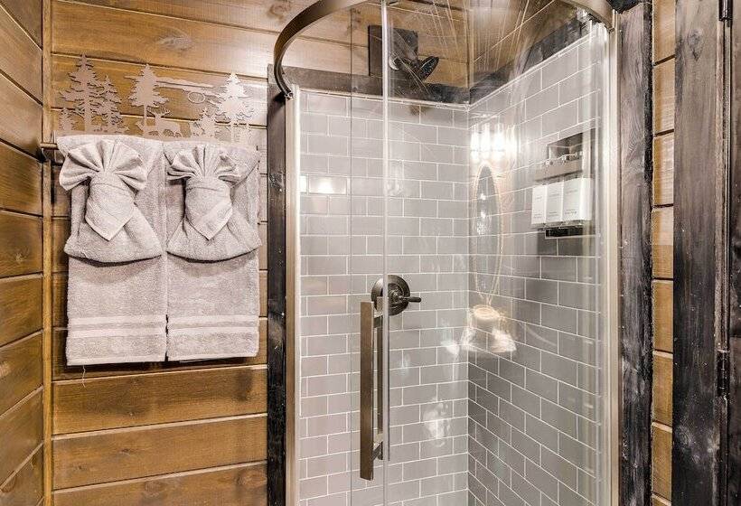 Upscale Sevierville Cabin W/ Hot Tub & Views!