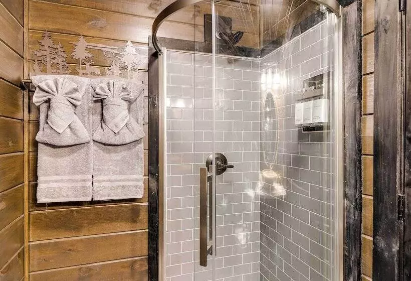 Upscale Sevierville Cabin W/ Hot Tub & Views!