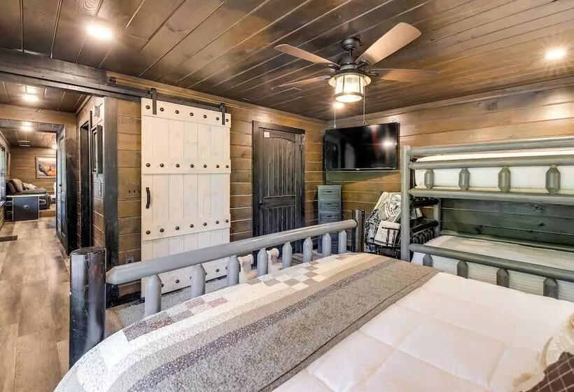 Upscale Sevierville Cabin W/ Hot Tub & Views!