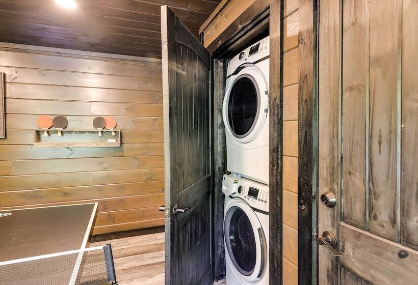 Upscale Sevierville Cabin W/ Hot Tub & Views!