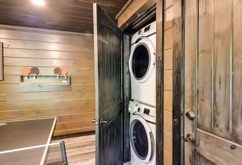 Upscale Sevierville Cabin W/ Hot Tub & Views!