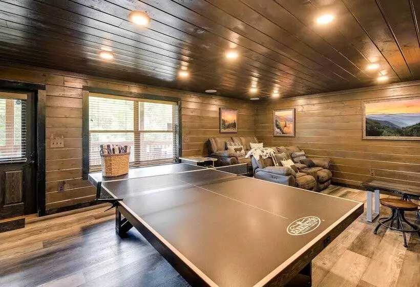 Upscale Sevierville Cabin W/ Hot Tub & Views!