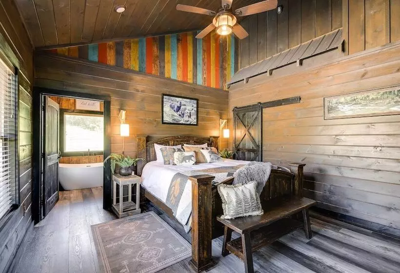 Upscale Sevierville Cabin W/ Hot Tub & Views!