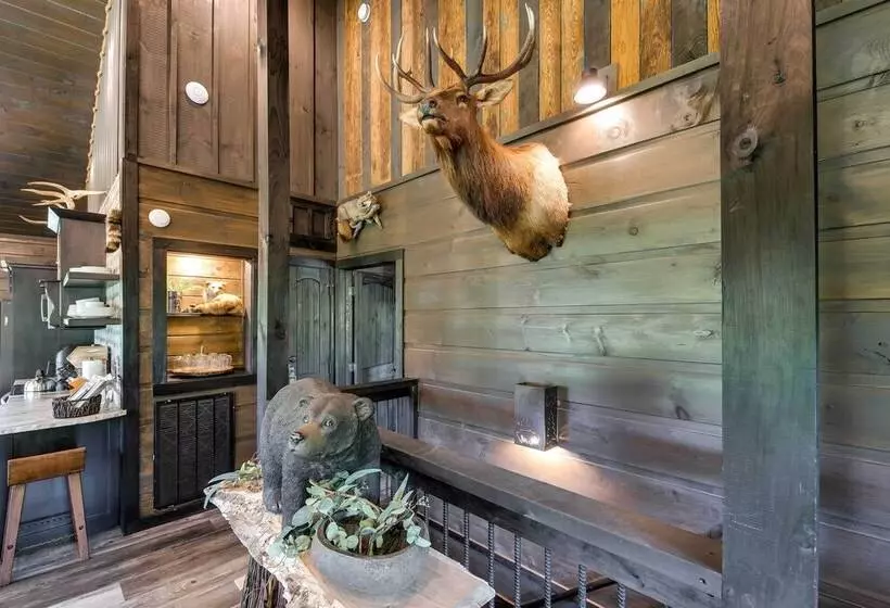 Upscale Sevierville Cabin W/ Hot Tub & Views!