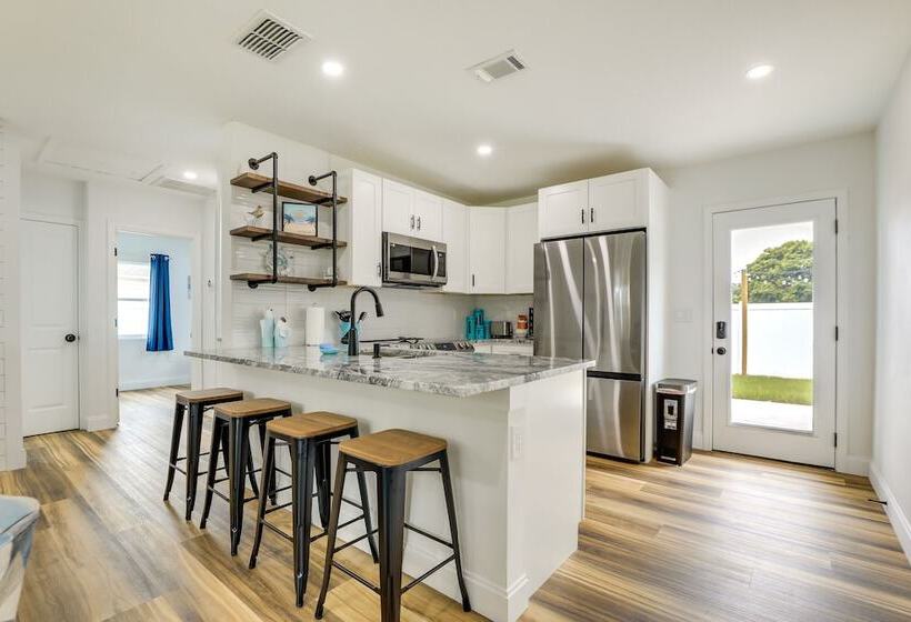 Vibrant Palmetto Vacation Home W/ Patio & Fire Pit