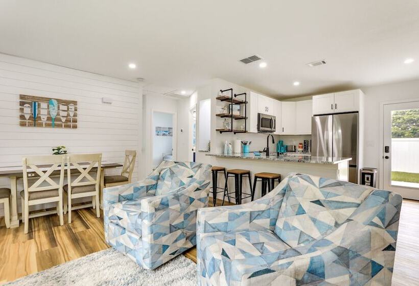 Vibrant Palmetto Vacation Home W/ Patio & Fire Pit