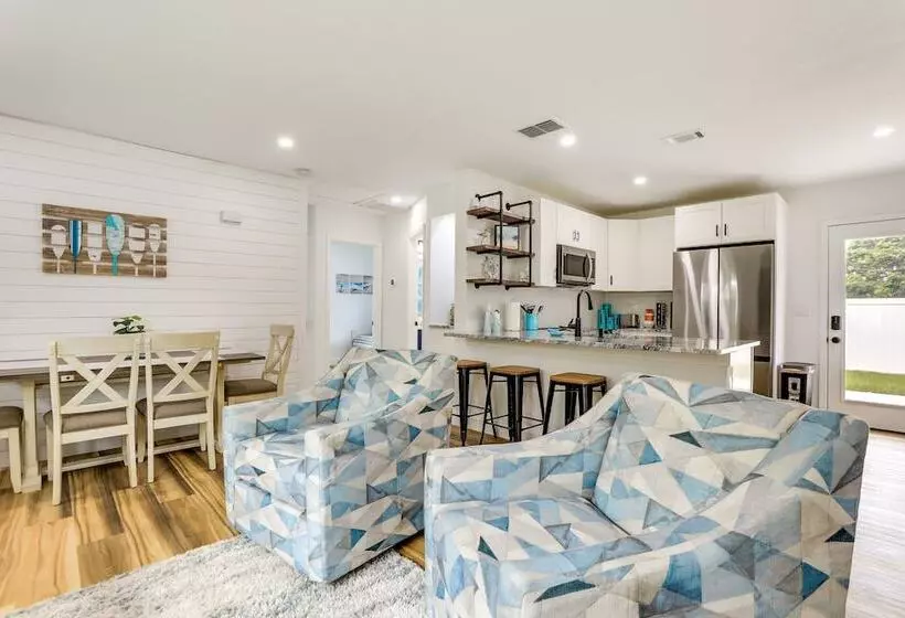 Vibrant Palmetto Vacation Home W/ Patio & Fire Pit