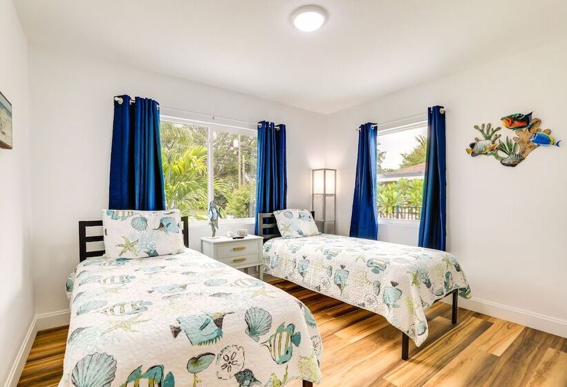 Vibrant Palmetto Vacation Home W/ Patio & Fire Pit