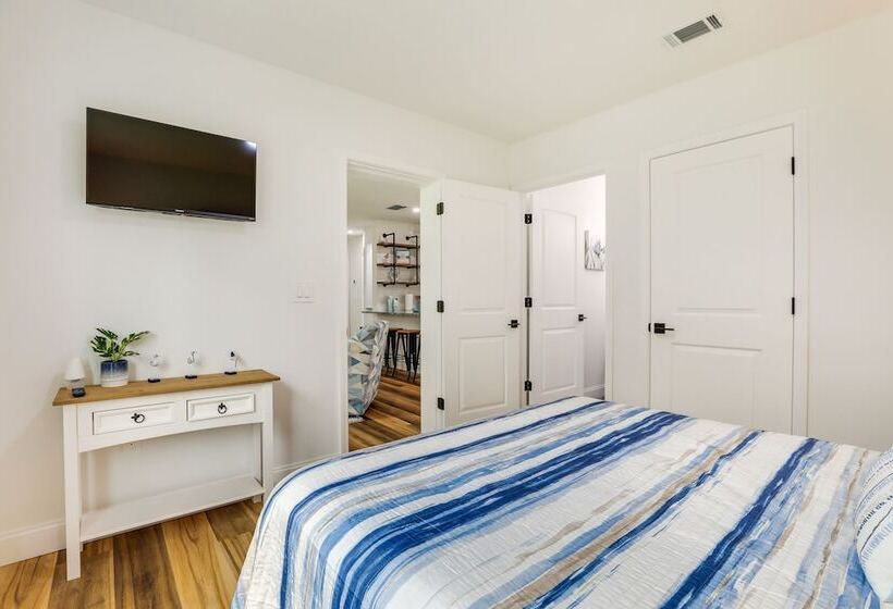 Vibrant Palmetto Vacation Home W/ Patio & Fire Pit