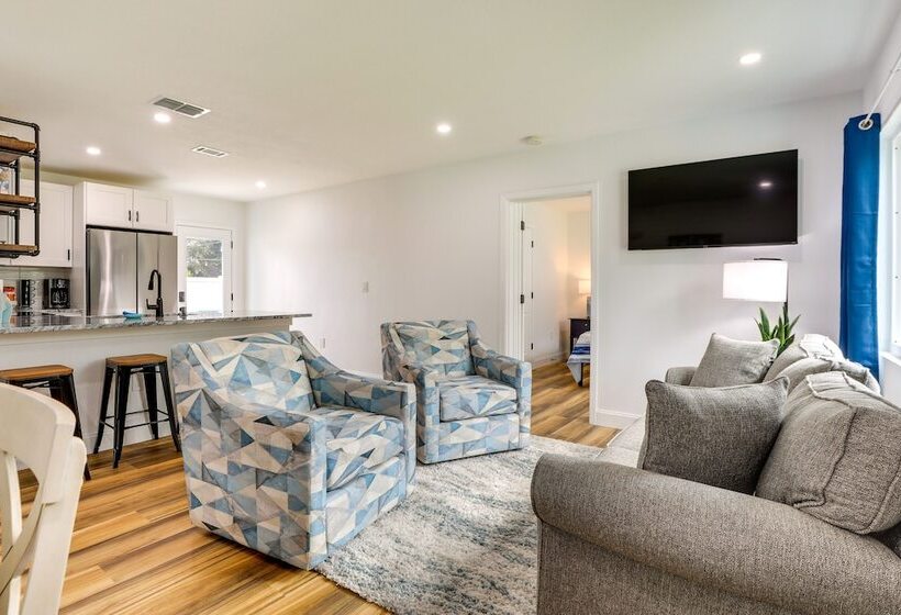 Vibrant Palmetto Vacation Home W/ Patio & Fire Pit