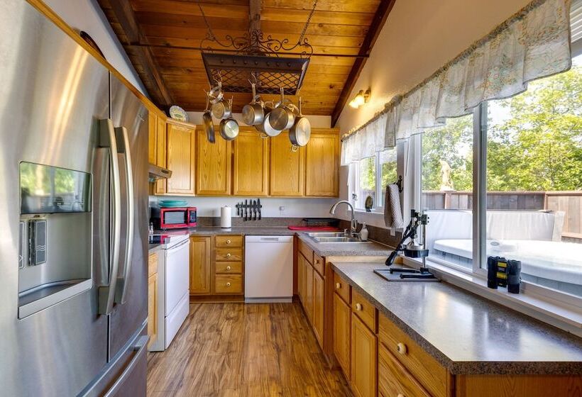 Private Hot Tub & Views: Lovely Waldport Home