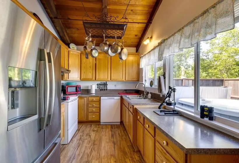 Private Hot Tub & Views: Lovely Waldport Home