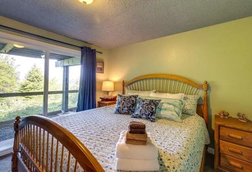 Private Hot Tub & Views: Lovely Waldport Home