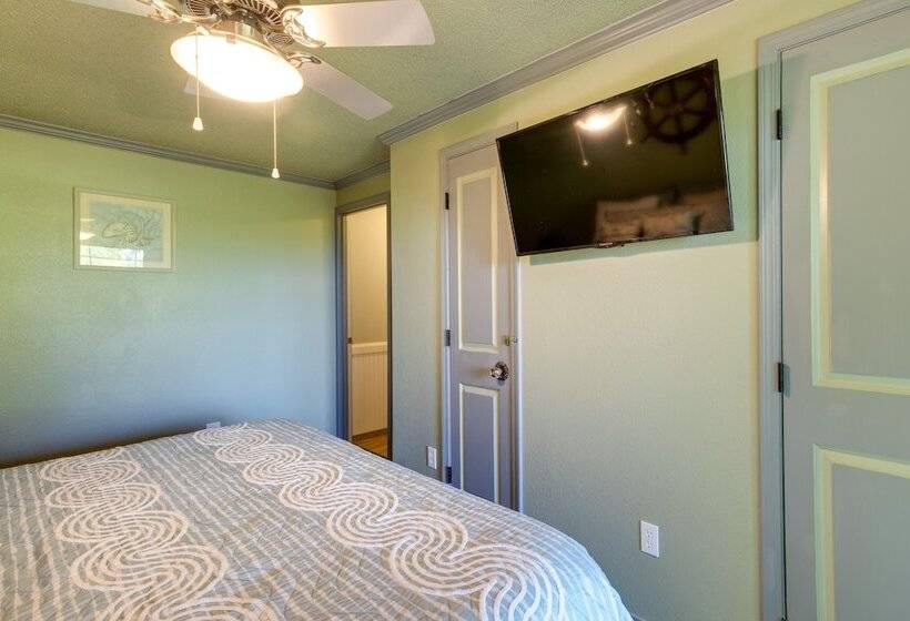 Private Hot Tub & Views: Lovely Waldport Home