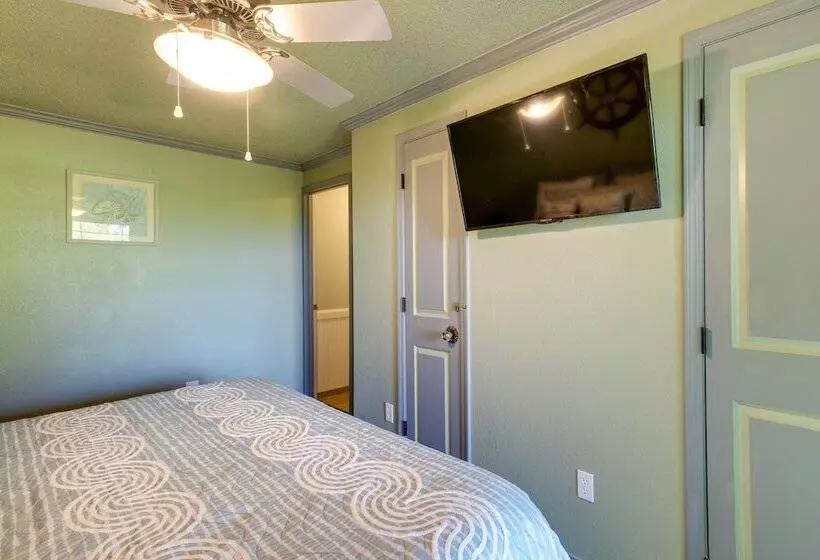 Private Hot Tub & Views: Lovely Waldport Home