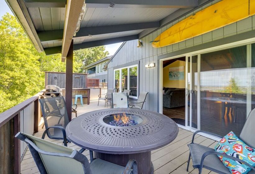 Private Hot Tub & Views: Lovely Waldport Home