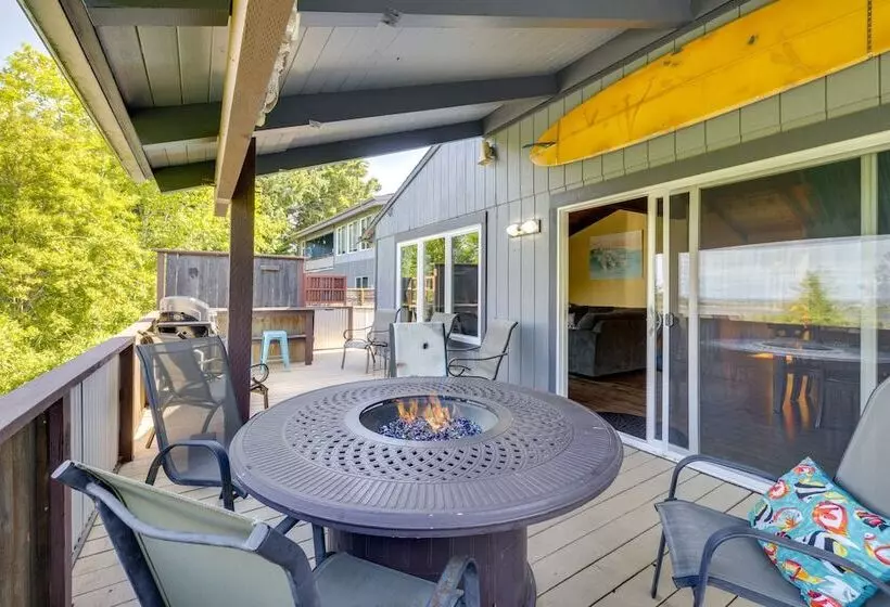 Private Hot Tub & Views: Lovely Waldport Home