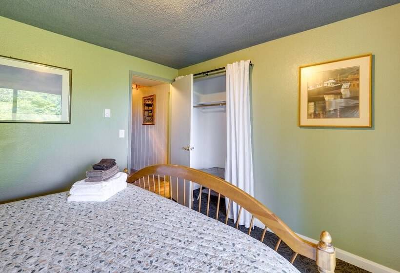 Private Hot Tub & Views: Lovely Waldport Home