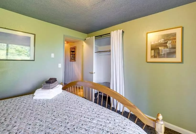 Private Hot Tub & Views: Lovely Waldport Home