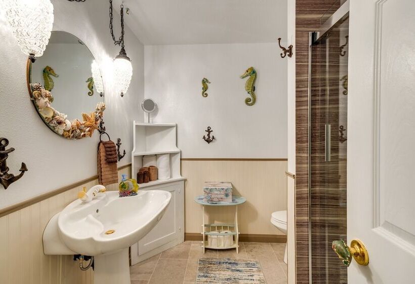 Private Hot Tub & Views: Lovely Waldport Home