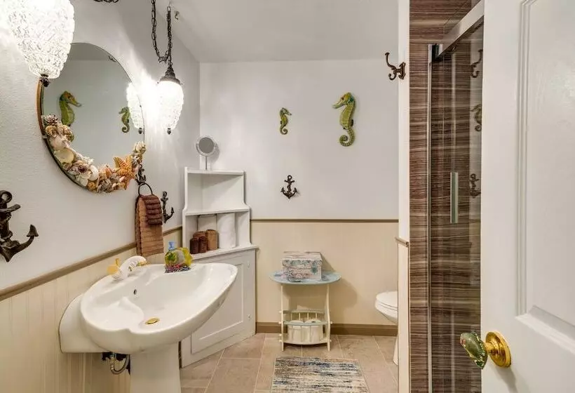 Private Hot Tub & Views: Lovely Waldport Home