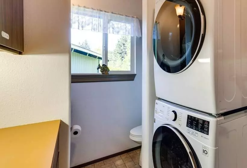 Private Hot Tub & Views: Lovely Waldport Home